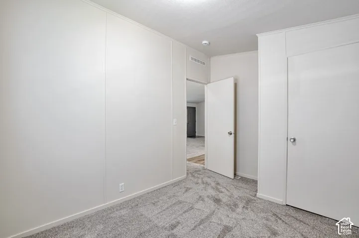 Gray textured carpeting throughout