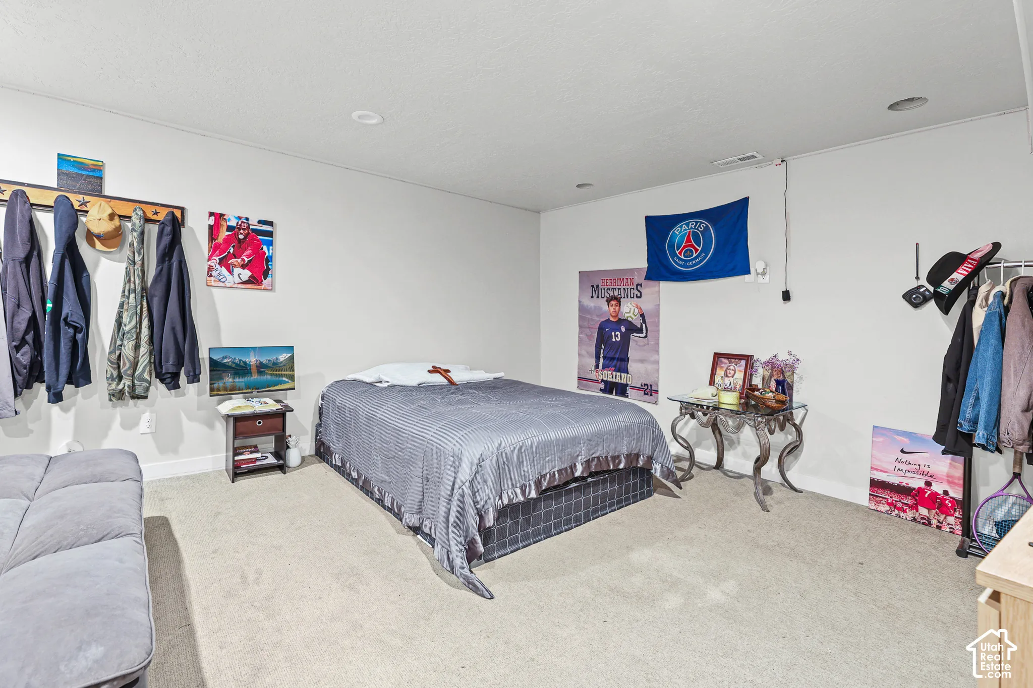 Wall-to-wall carpeting and recessed lighting