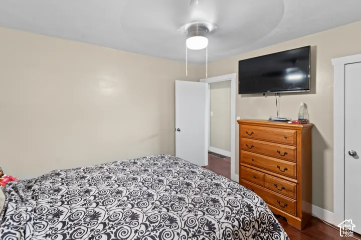 Neutral wall paint