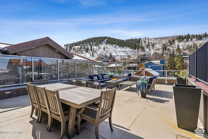 Expansive rooftop patio with a concrete surface