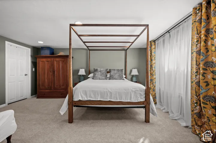 Wall-to-wall carpeting and neutral wall tones
