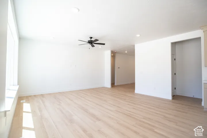 Large family room with 9' ceiling and ceiling fan.