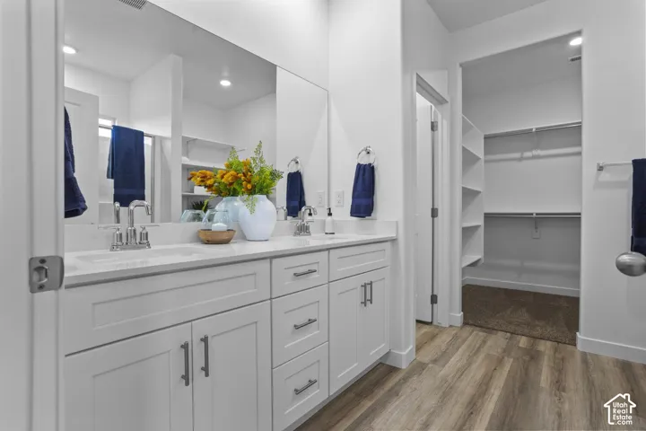 Dual vanity with integrated sinks and a continuous countertop