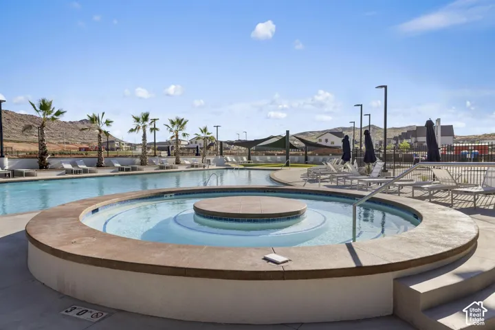 Swimming pool with integrated spa and surrounding concrete decking