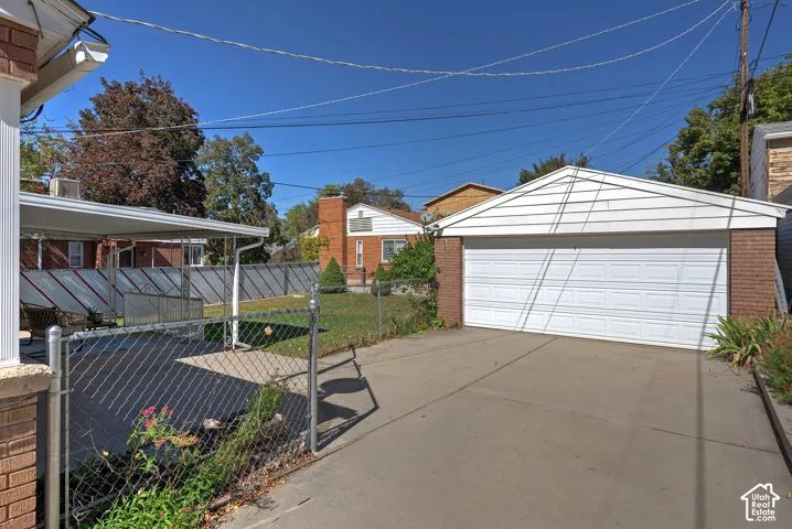 Detached garage