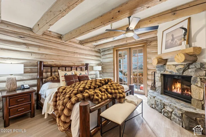 Log wall construction with exposed ceiling beams