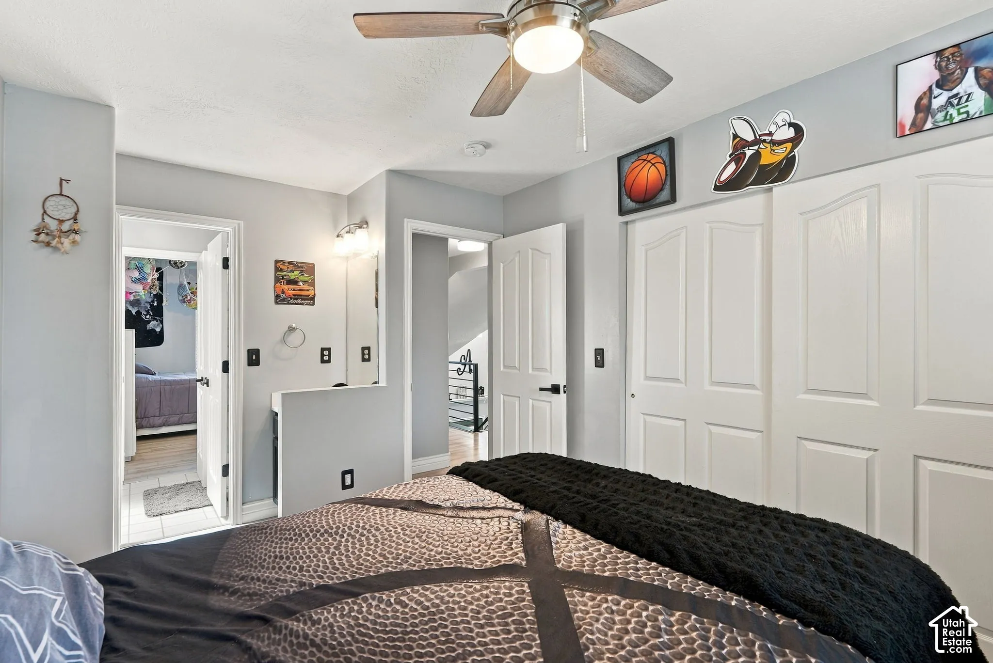 Ceiling fan with integrated lighting