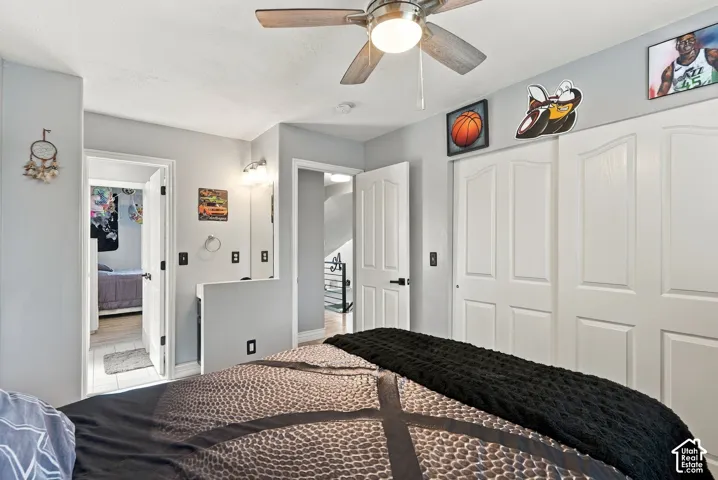 Ceiling fan with integrated lighting