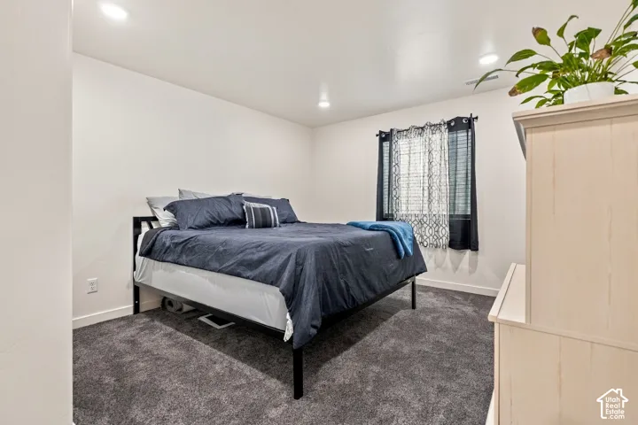 Neutral wall tones and recessed lighting