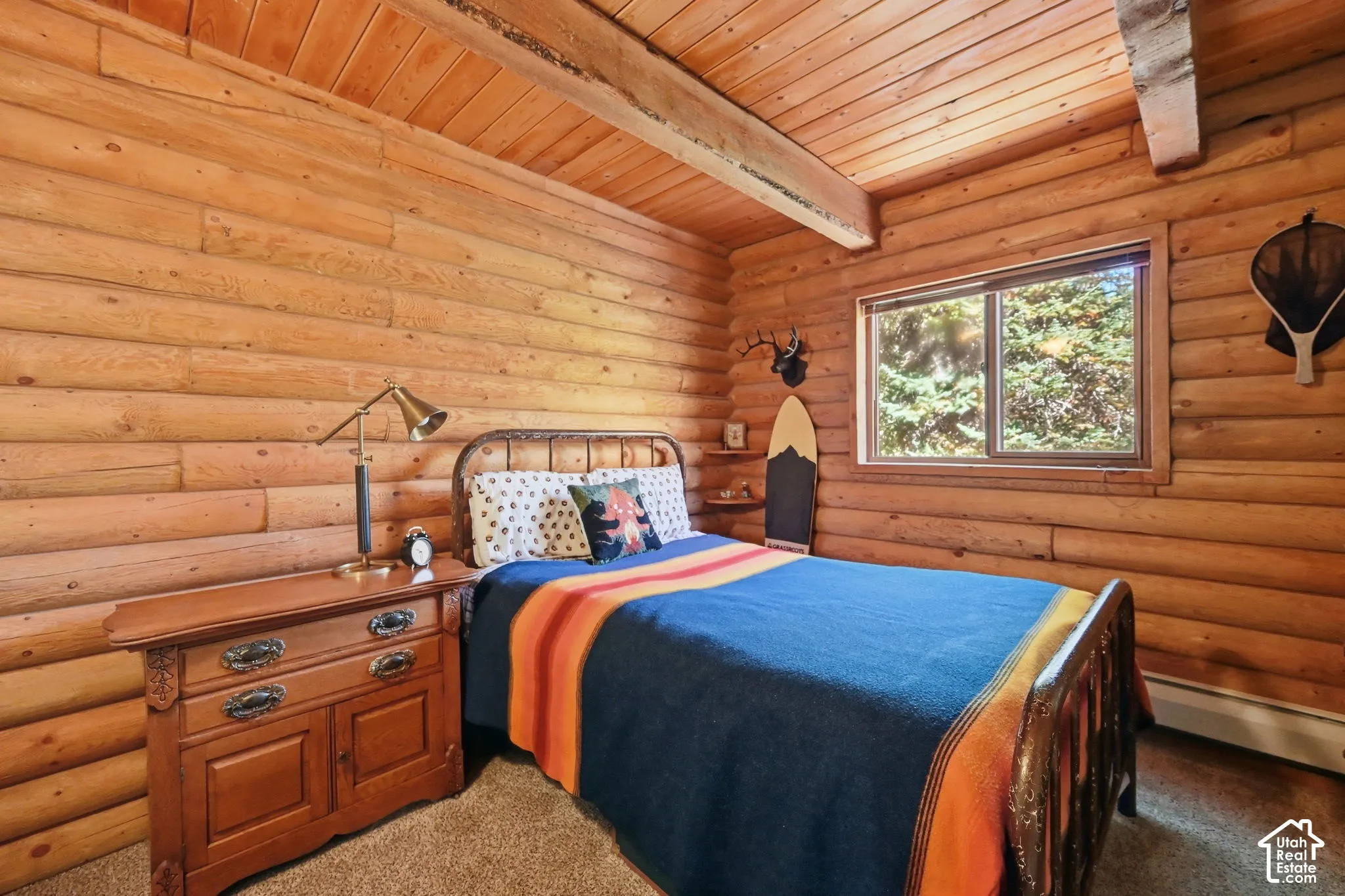 Log walls and ceiling with exposed beams