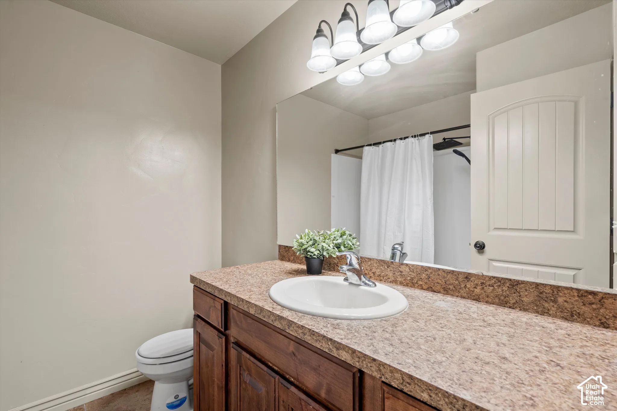 Full bathroom off bedroom 2 and 3