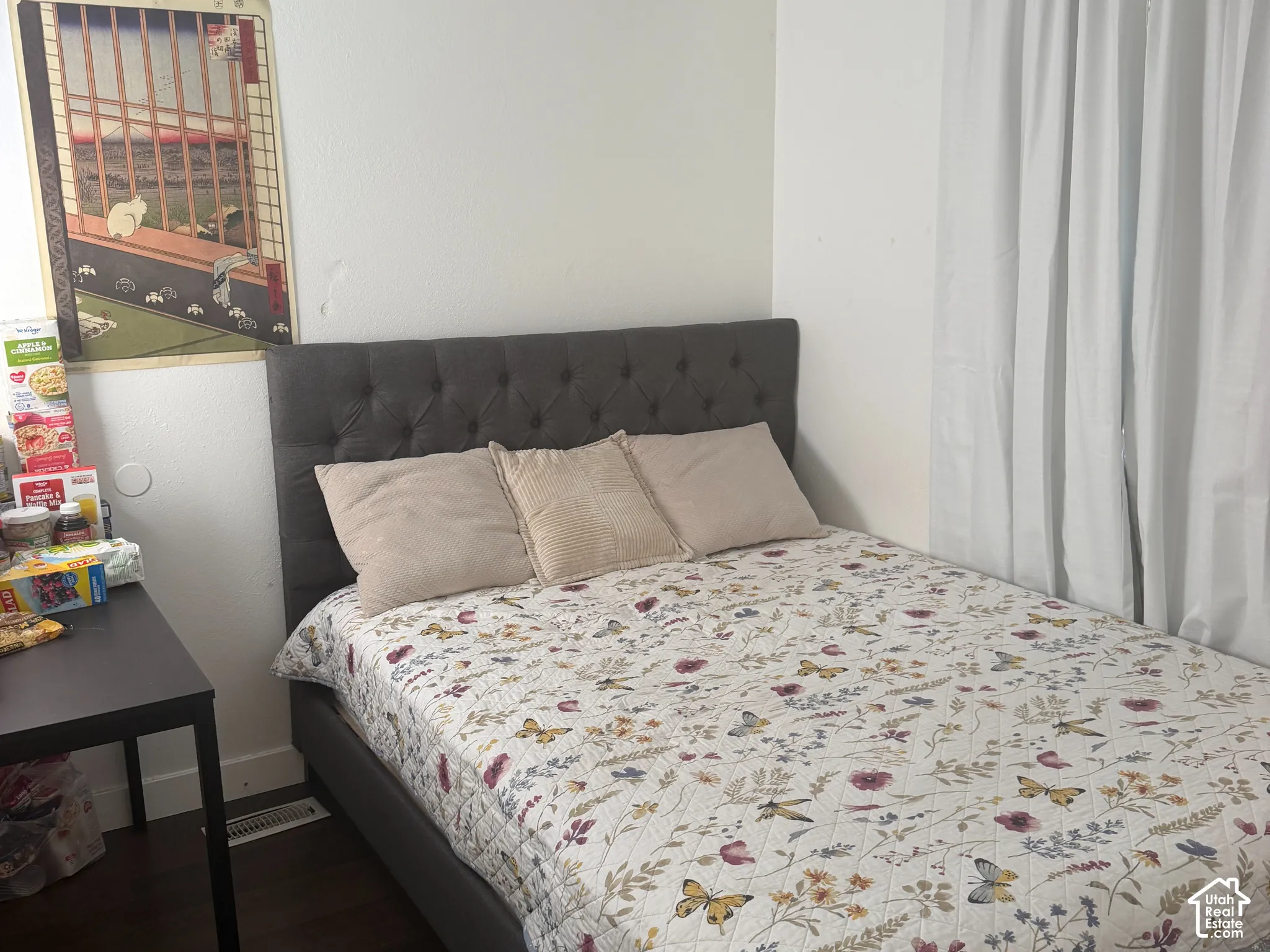 Room can be use as office, game room or storage. Extra door goes to the backyard