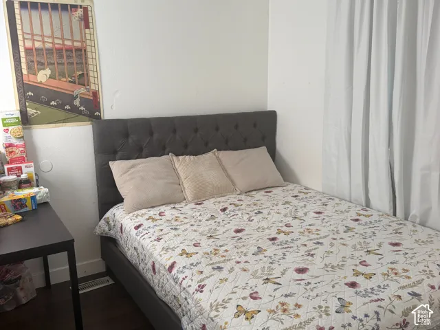 Room can be use as office, game room or storage. Extra door goes to the backyard