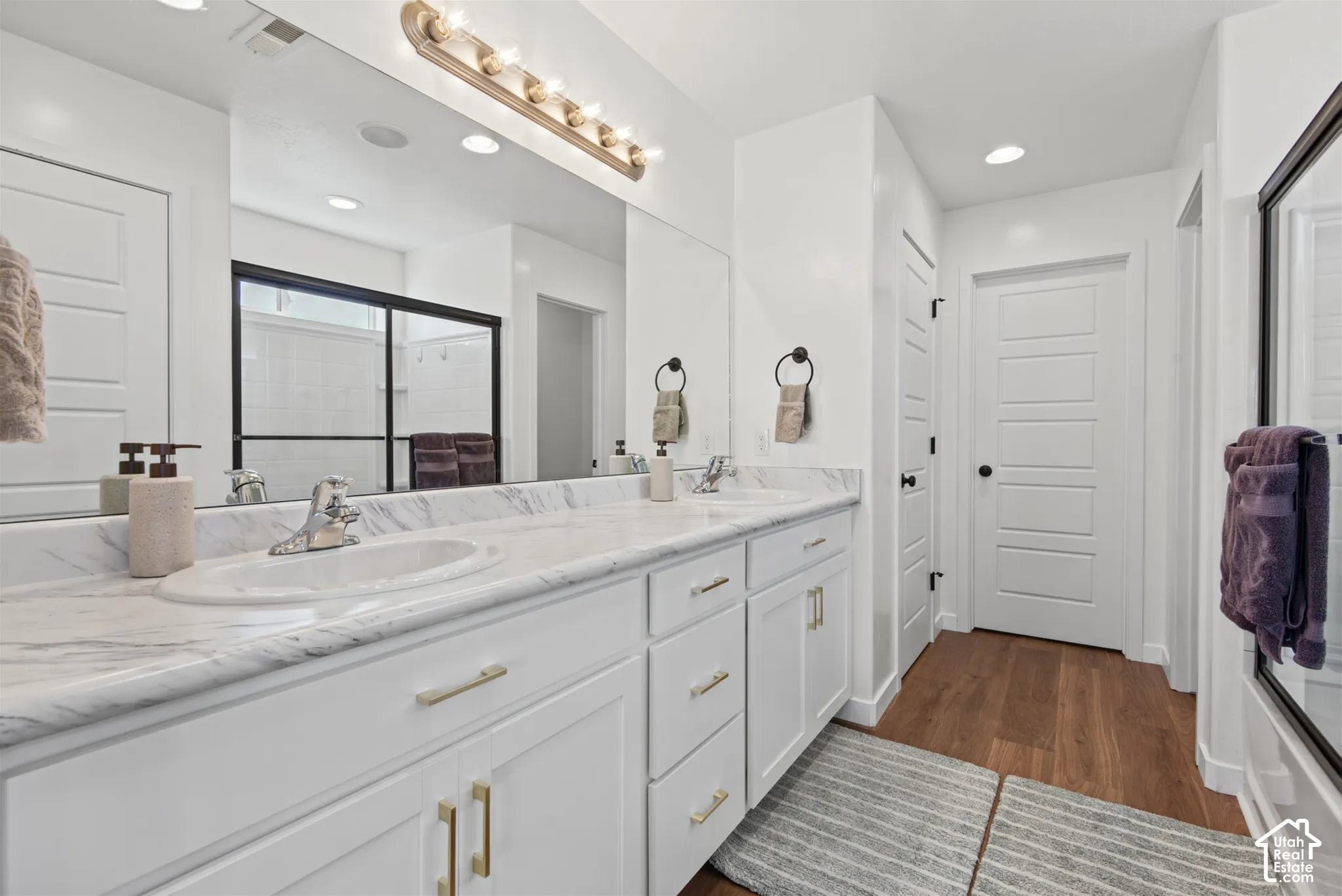 Primary bath, double sinks