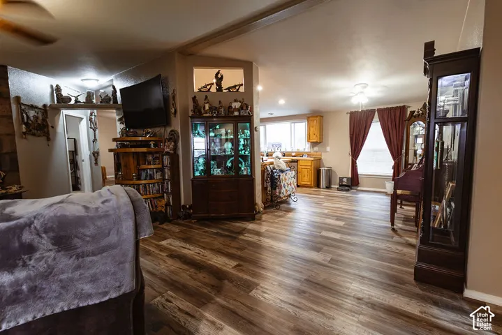 Open concept living space featuring wood-finish flooring, recessed lighting, and ceiling fans