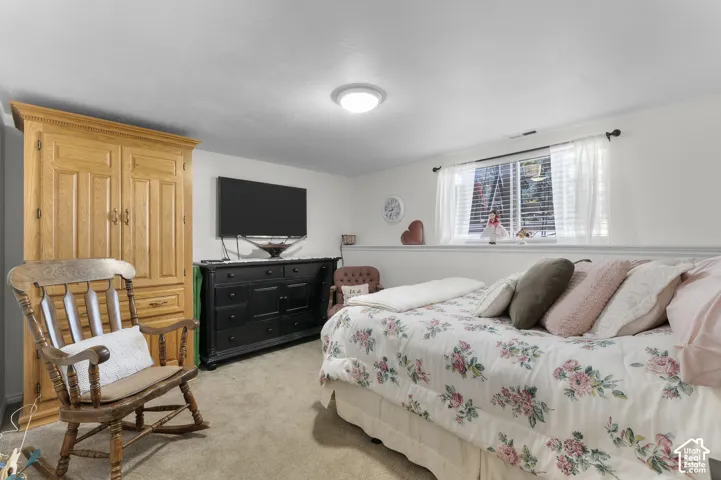 Recessed window with blinds, carpeted flooring, recessed lighting