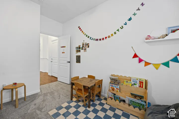 White painted walls with a textured gray carpet