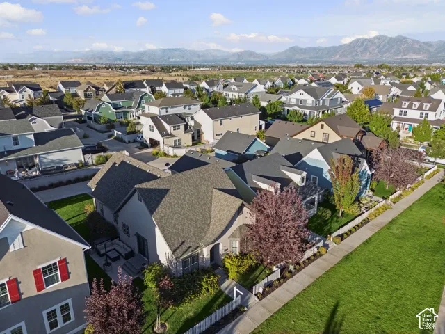 Community setting with mountain scenery, mature trees, and manicured landscaping