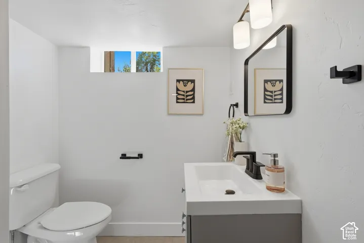 White vanity with an integrated sink and matte black faucet