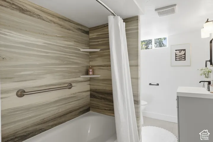 Tub/shower combination with a decorative wall surround and integrated shelving