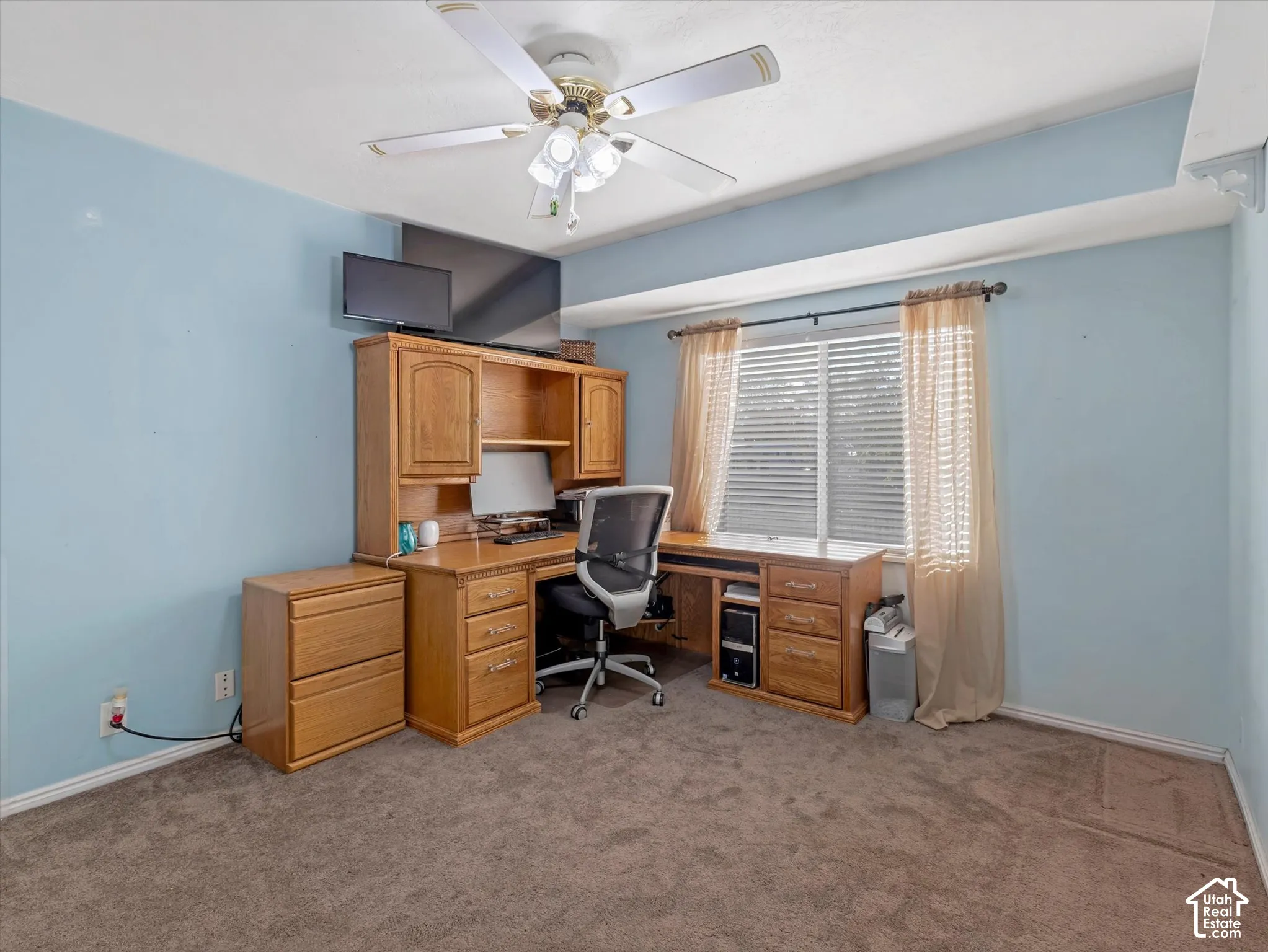 Recessed window with blinds, ceiling fan with integrated lighting, and carpeted flooring