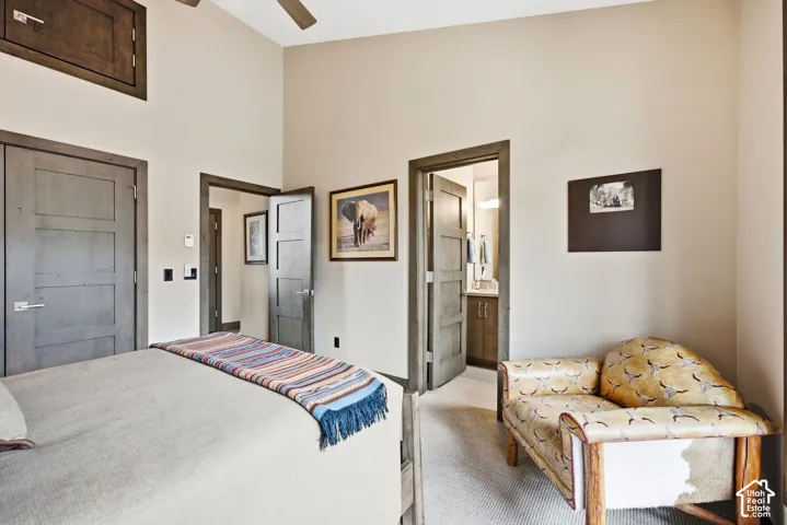 Vaulted ceiling with a ceiling fan