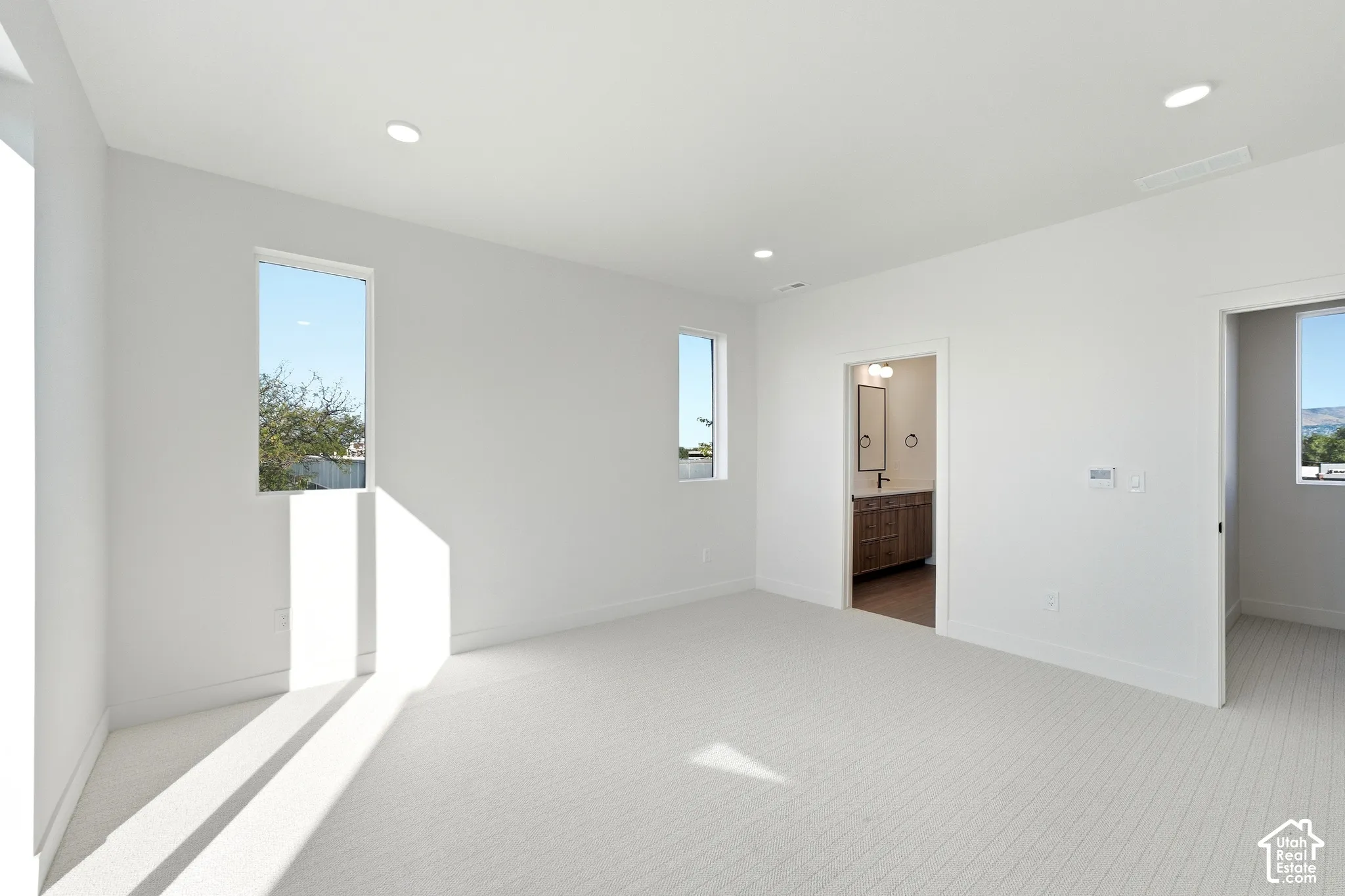 Recessed lighting and ight-colored carpeting,