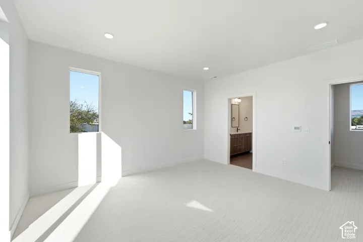 Recessed lighting and ight-colored carpeting,