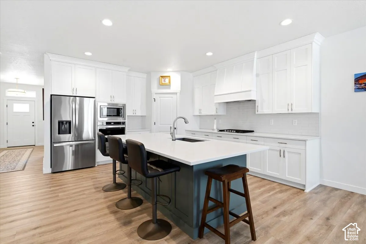 Gourmet kitchen with  two-tone shaker cabinets, soft-close doors and drawers, upgraded quartz countertops and backsplash, 10?