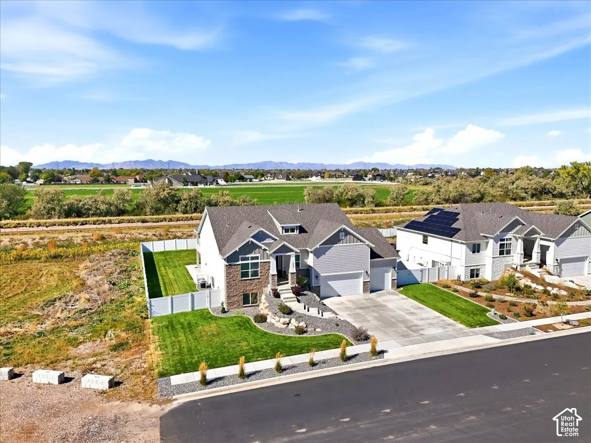Fully fenced, with no backyard neighbors and views for days!