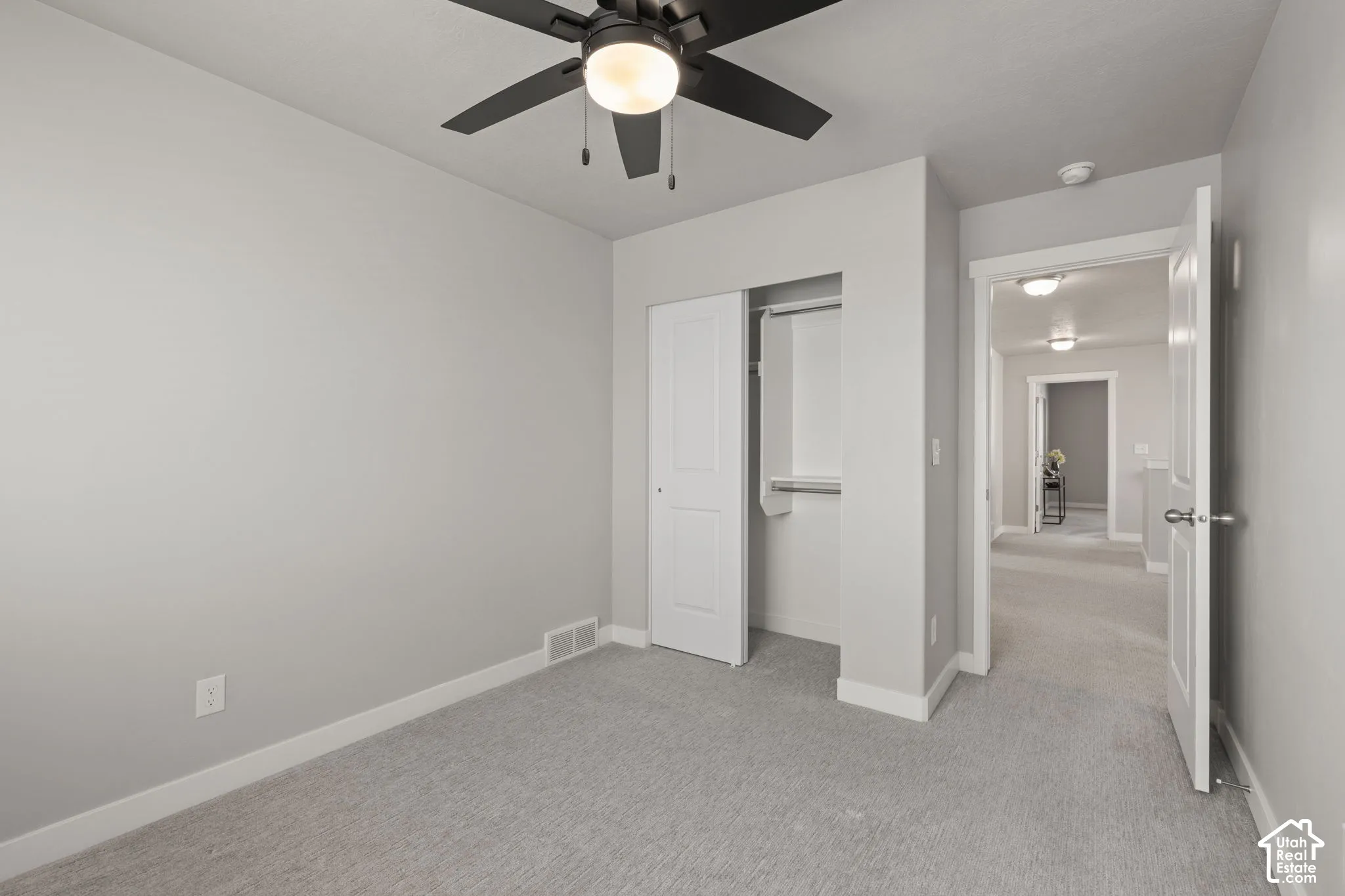 Integrated ceiling fan with light fixture