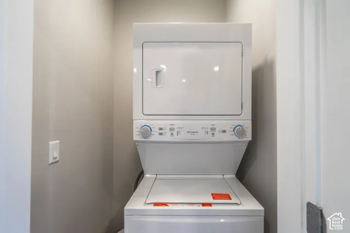 Stackable laundry appliances
