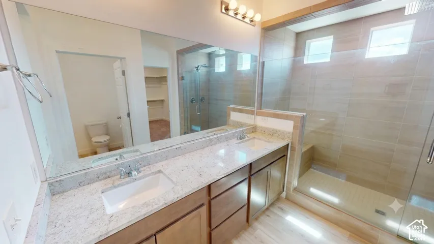 Dual vanity with undermount sinks and light-toned countertops