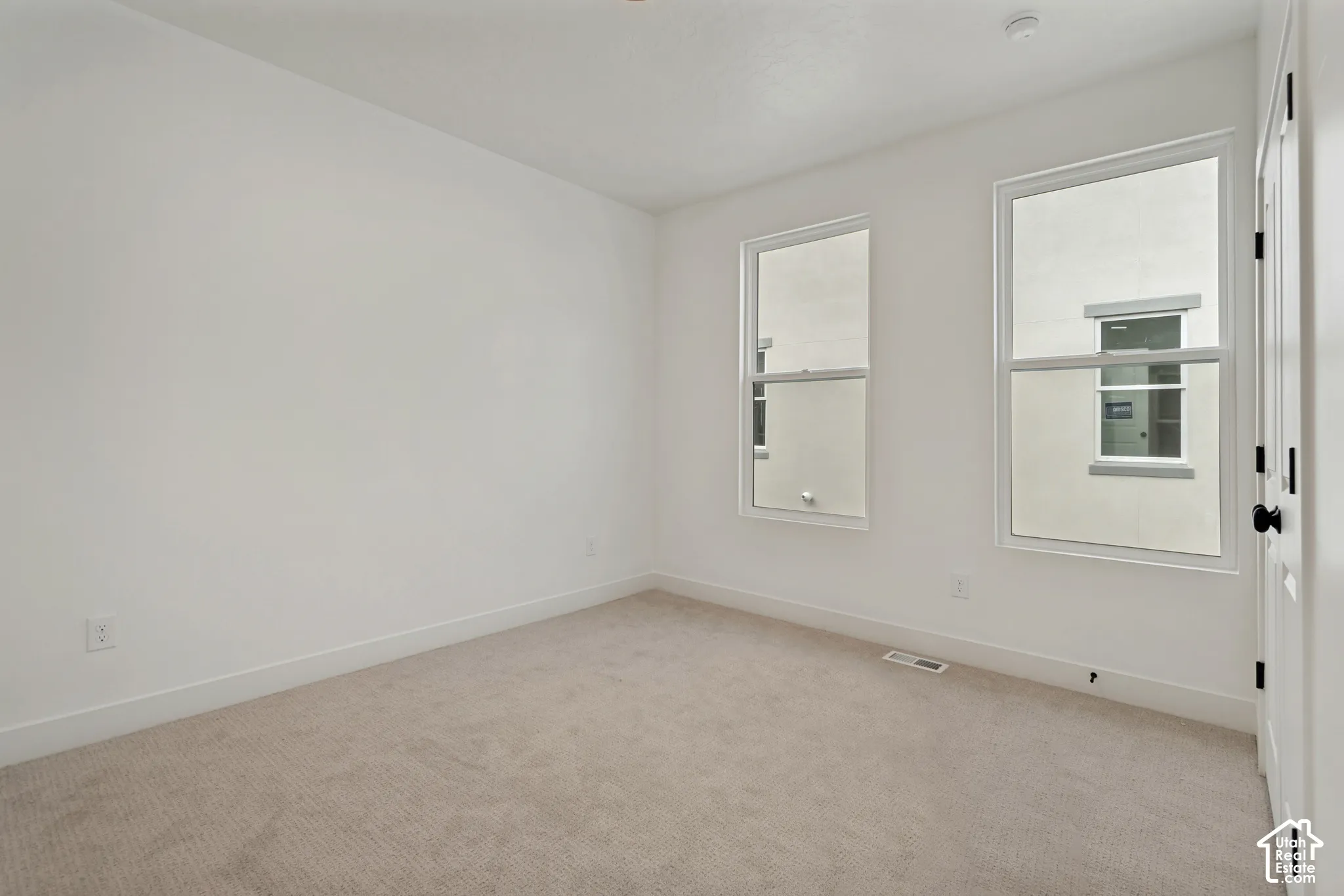 Neutral wall paint and carpeting
