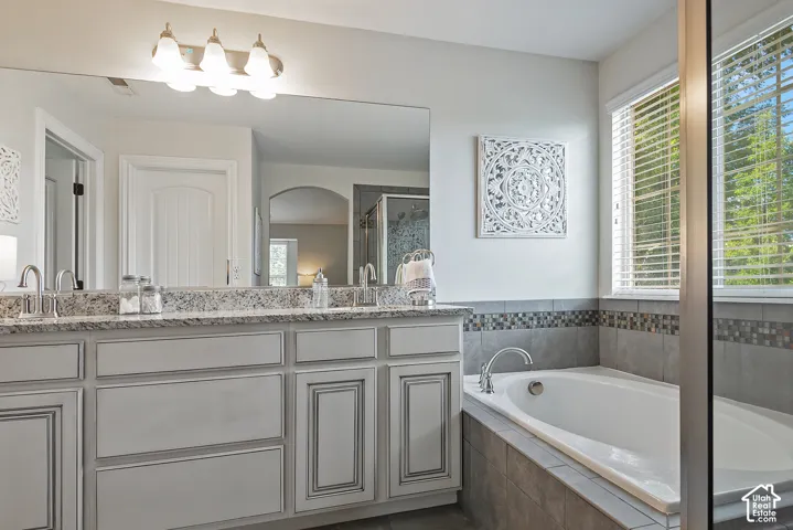 Dual vanity with granite countertop and undermount sinks