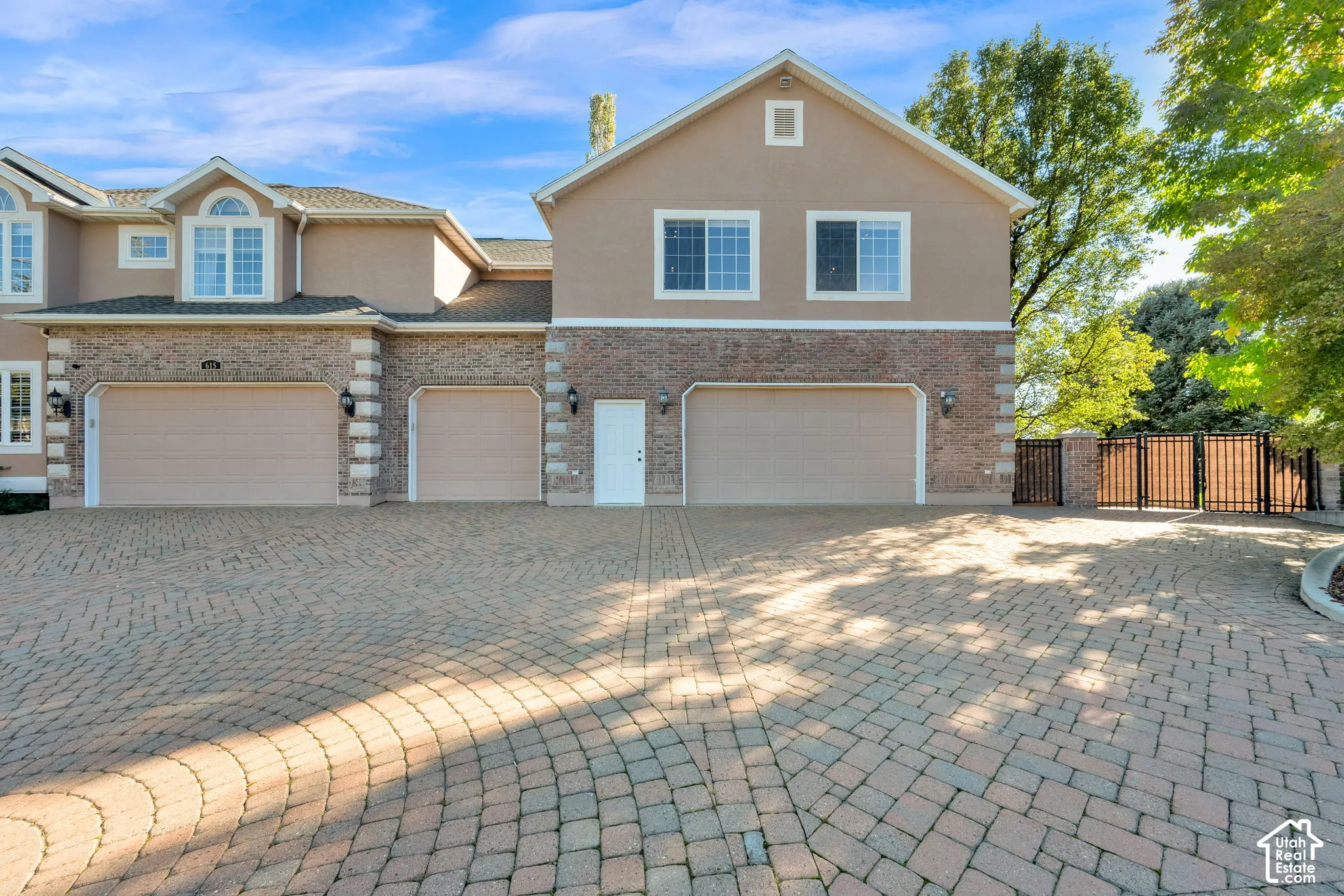 Stone paver driveway with a circular pattern