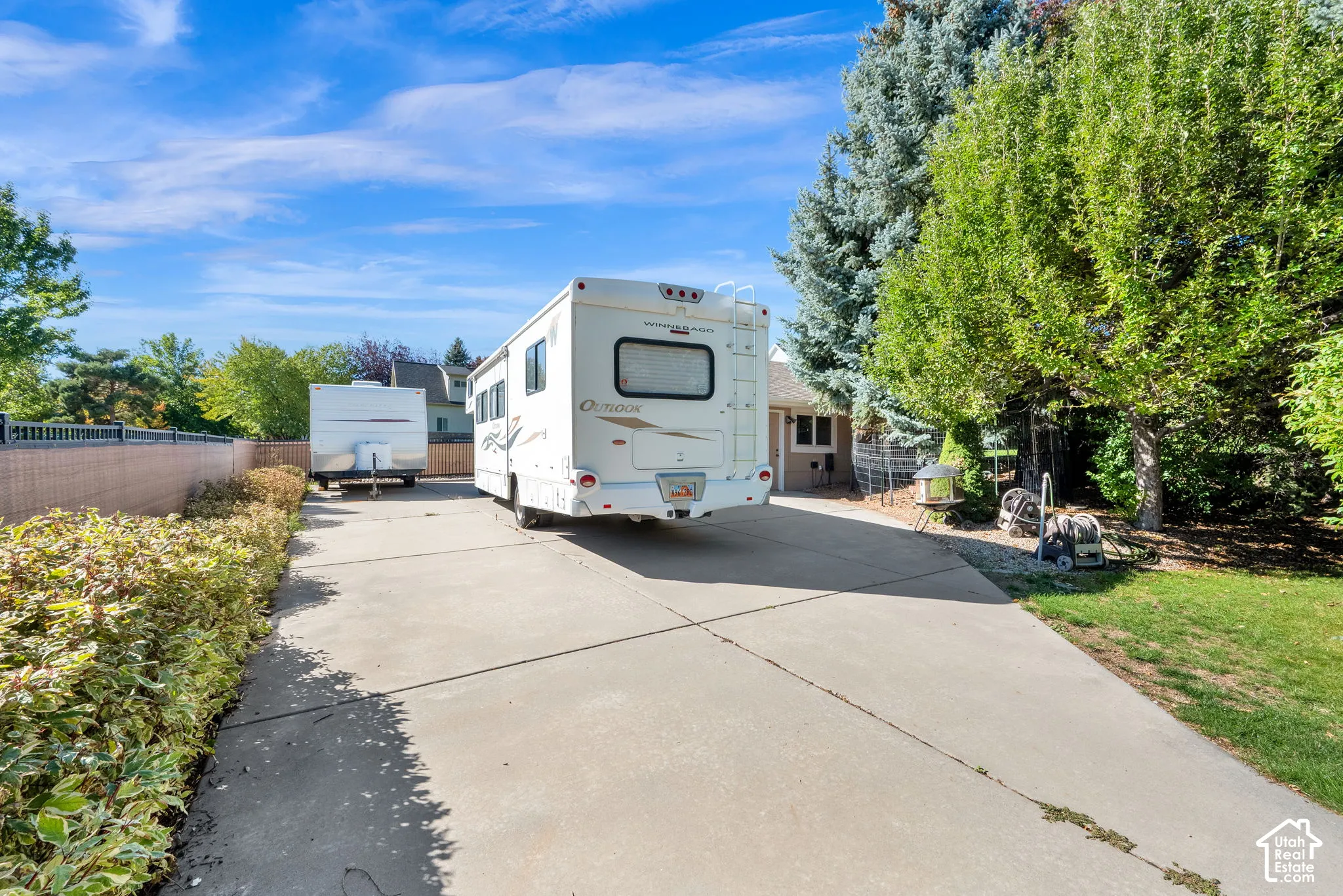 Paved driveway with ample space