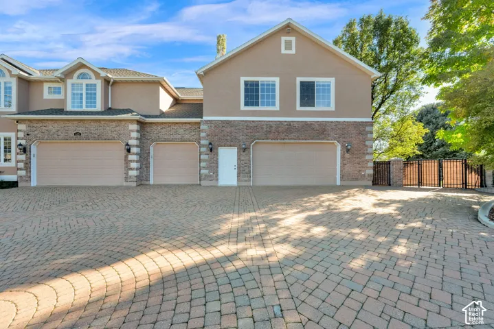 Stone paver driveway with a circular pattern