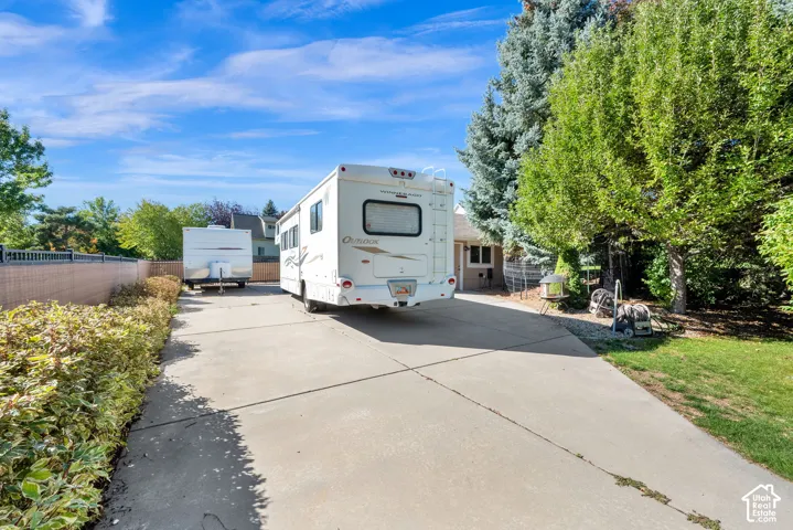 Paved driveway with ample space