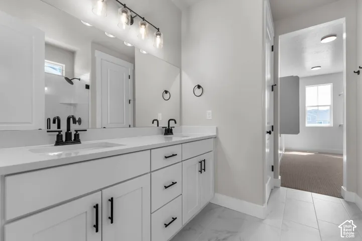 Dual vanity with integrated sinks and quartz countertops