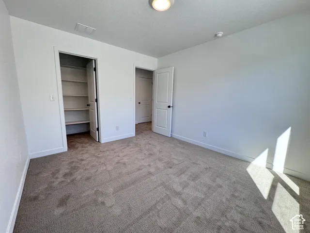 Neutral tone wall finish with textured carpeting
