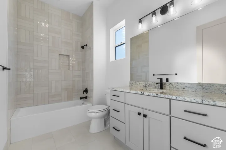 Light-toned tiled shower with an integrated niche