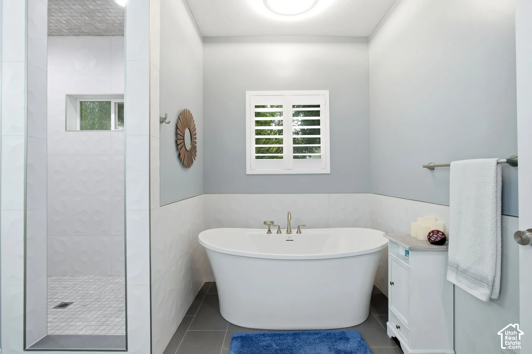 Primary en-suite soaking tub and walk-in shower