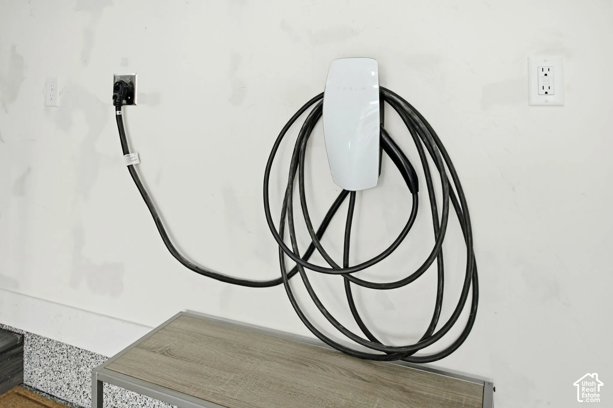 Electric vehicle charging station