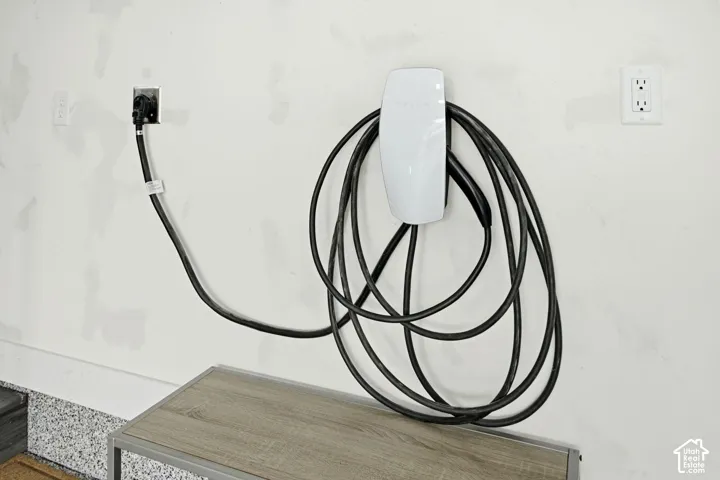 Electric vehicle charging station