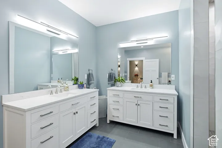 Primary en-suite dual vanities