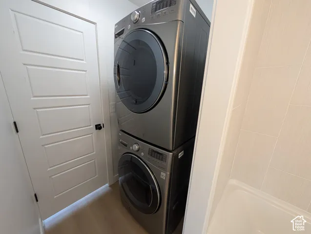 Stacked laundry appliances