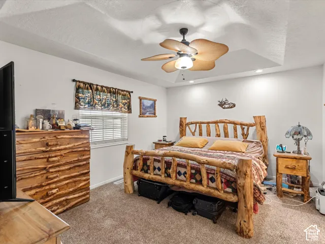Tray ceiling with a ceiling fan and recessed lighting