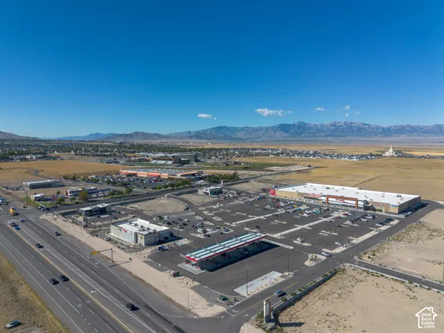 Nearby Smith's and Home Depot