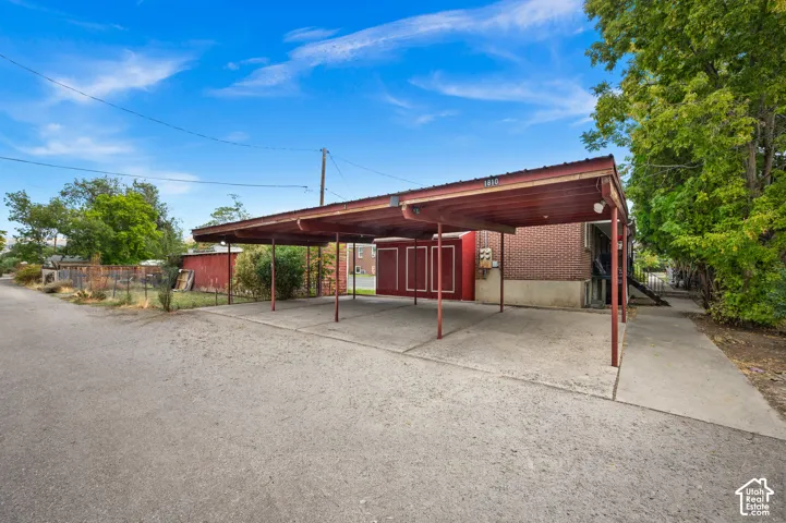 Covered carport structure with multiple bays